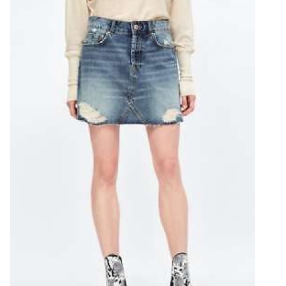 ZARA Denim Distressed Mini Skirt, Size XS, Button Fly, Raw Hem, Fraying, EUC - Picture 6 of 11